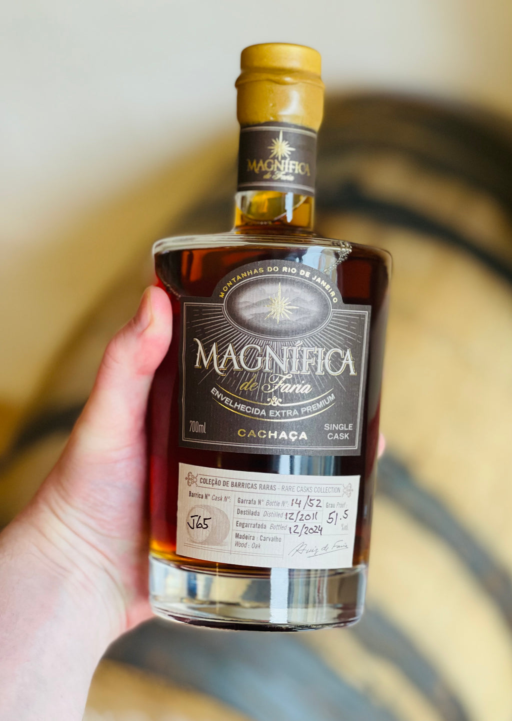 Magnífica de Faria single cask J65 holdt foran et fad