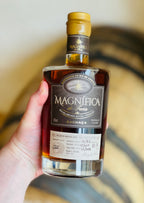 Magnífica de Faria single cask J65 holdt foran et fad