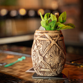 Plantation Rum tiki-krus i keramik formet som en romtønde, med mynte