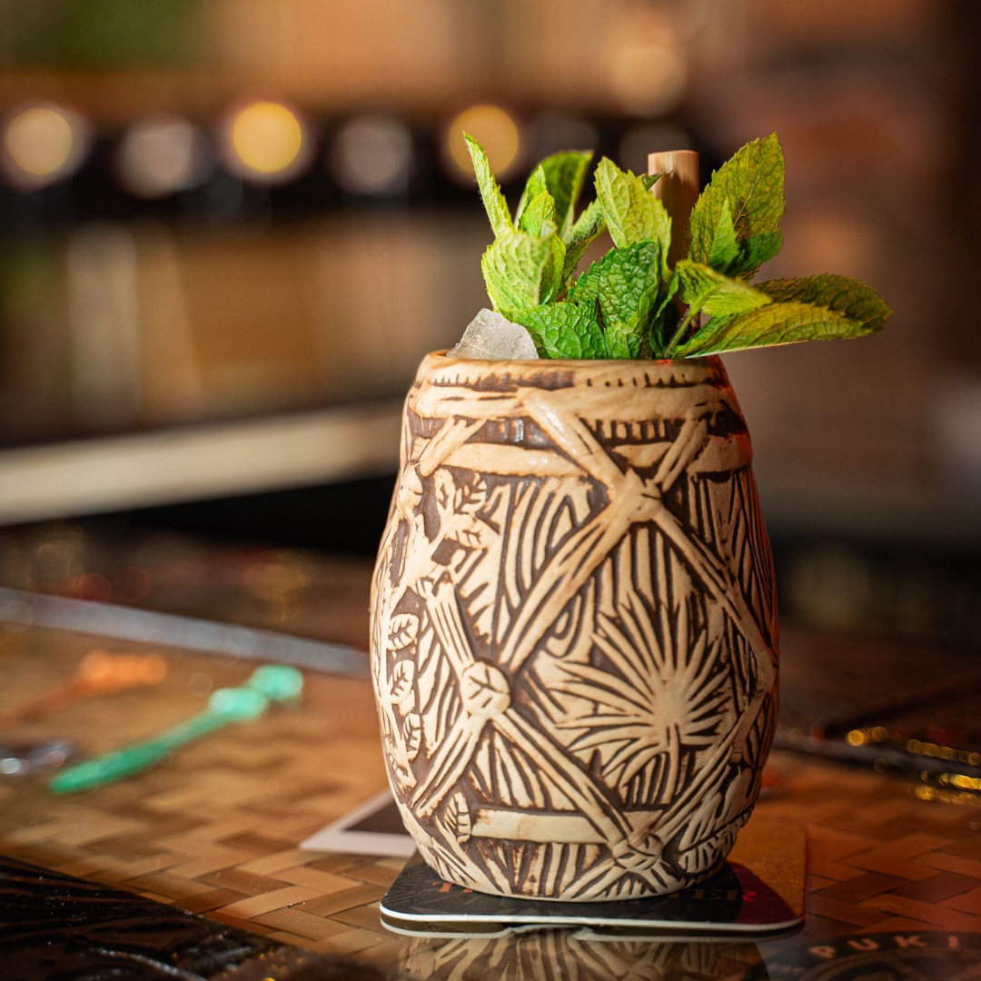 Plantation Rum tiki-krus i keramik formet som en romtønde, med mynte