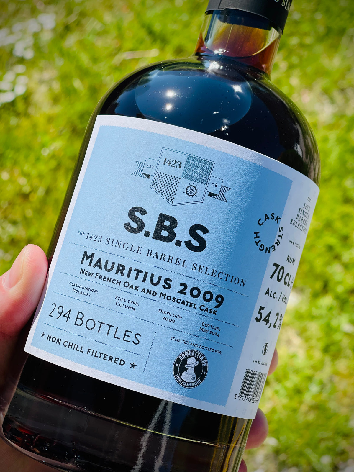 S.B.S Mauritius 2009 cask strength-etiket i sollys