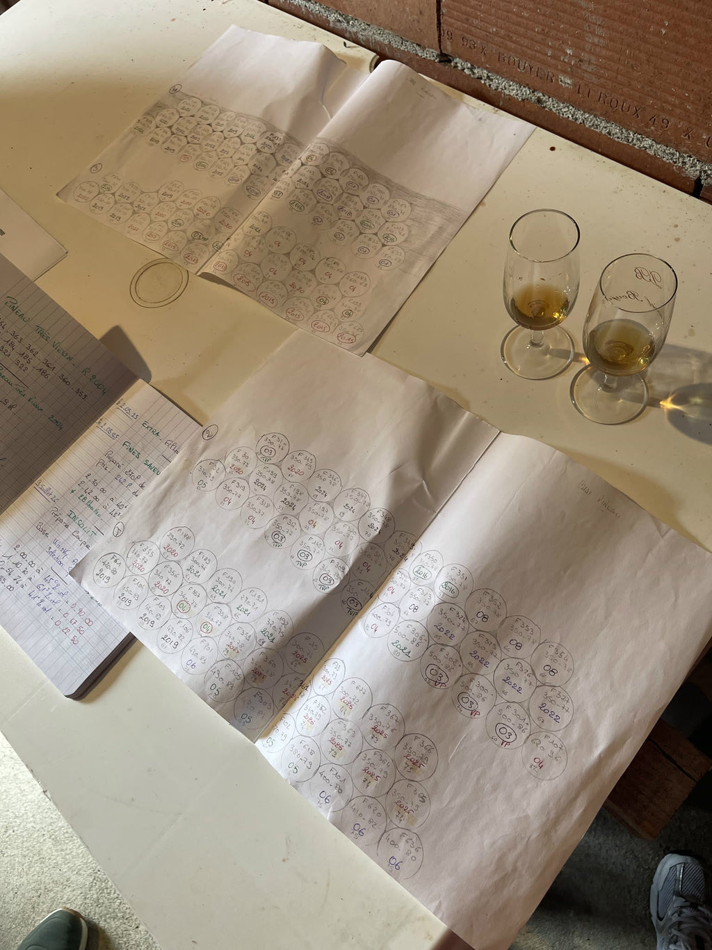 Smagsnoter, fadlister og to glas cognac under udvælgelsen hos Daniel Bouju