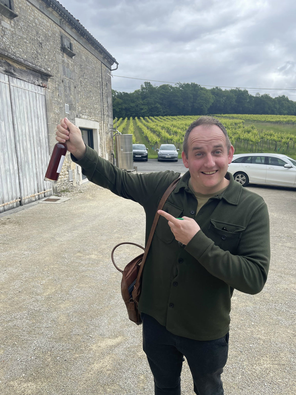 En fadprøve med hjem fra Daniel Bouju, foran vinmarkerne i Saint-Preuil
