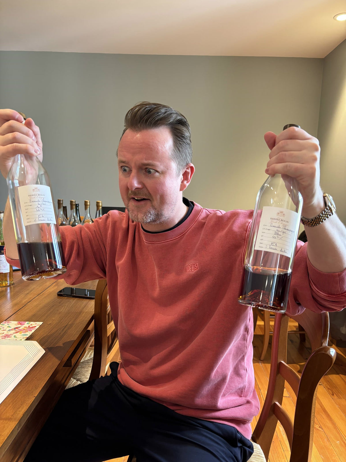 Mads Heitmann med to fadprøver i smagelokalet hos Daniel Bouju