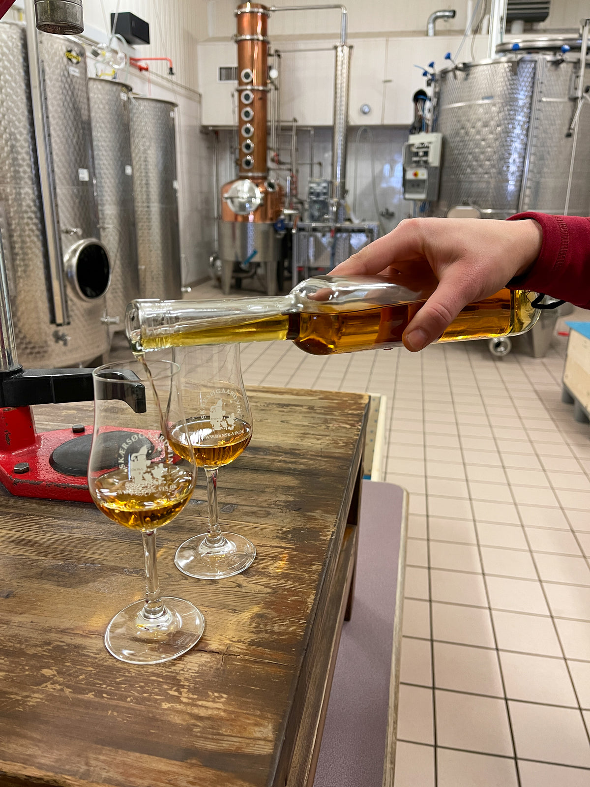 Skærsøgaard-rom skænkes i to glas på destilleriet