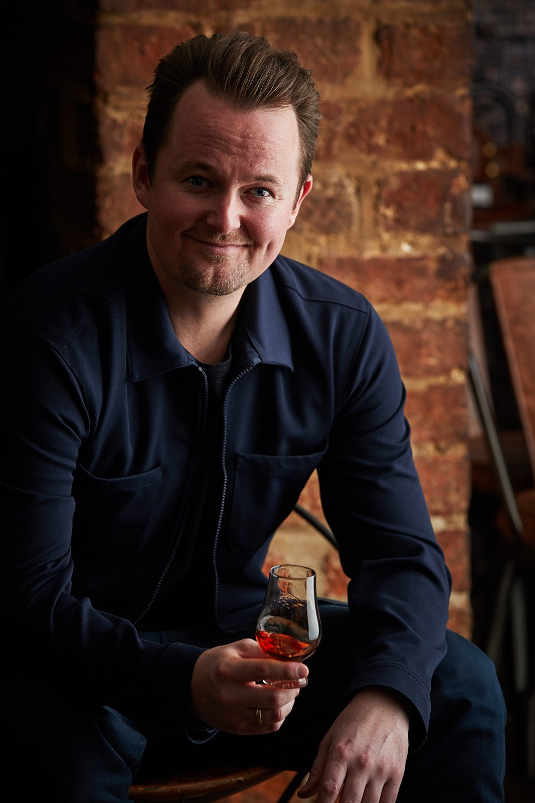 Mads Heitmann, stifter af Romhatten.dk, med et glas rom