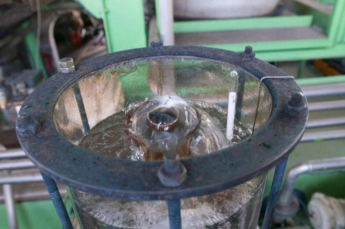 Spirit safe hvor den nydestillerede rom løber fra kolonnen
