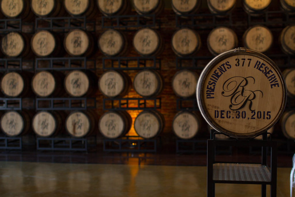 Lagerhal hos Richland Rum med fad mærket Proprietor's Reserve