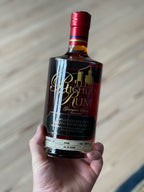 Flaske af Richland Rum 2011 Romhatten Cask #2 holdt i hånden